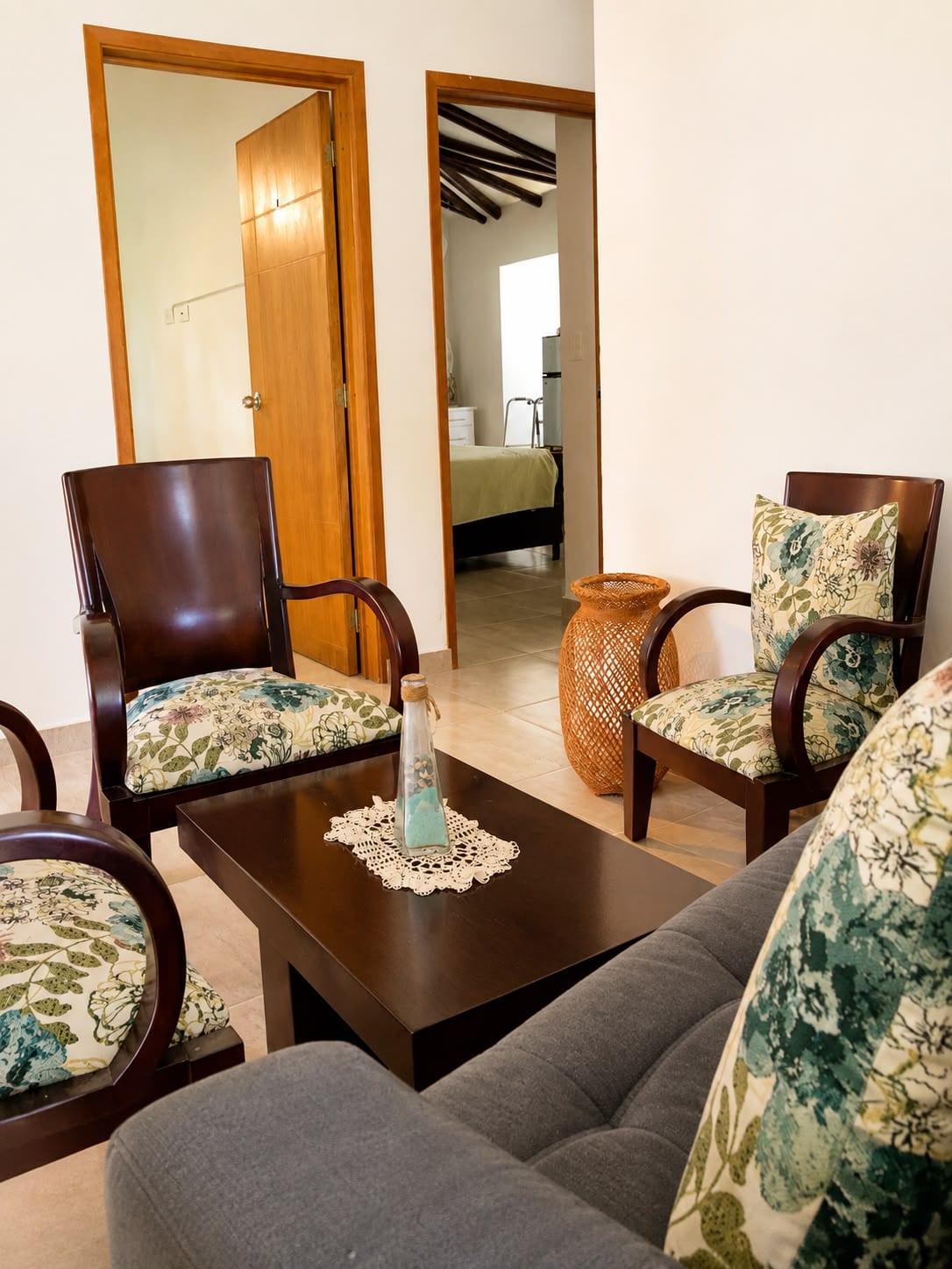Sala de estar contigua a la habitación