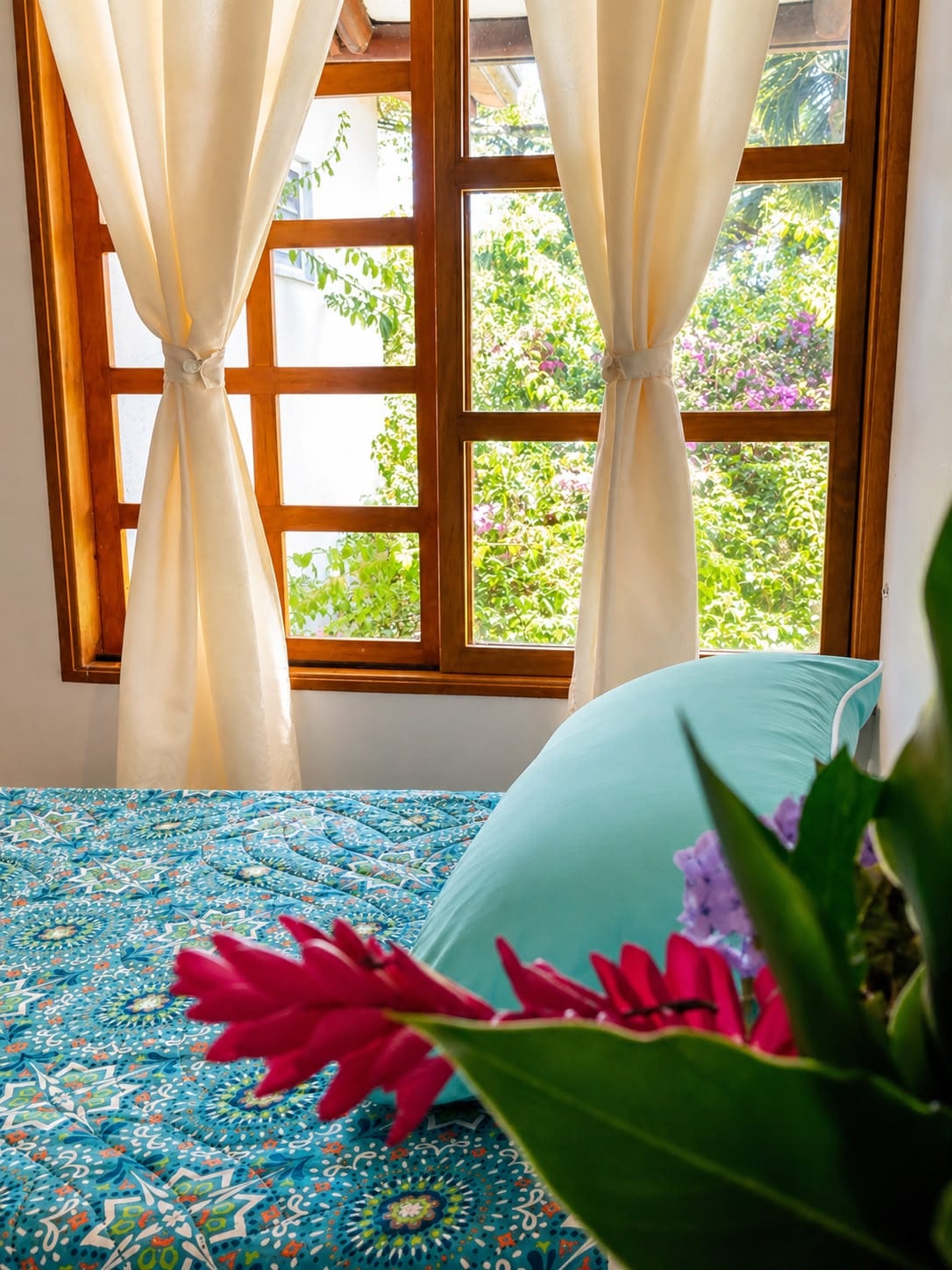 Ventana de la habitación con vista al jardín